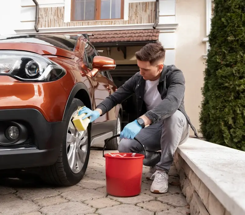 Lavage auto à domicile Banyuls-sur-Mer : professionnel intervenant sur un véhicule